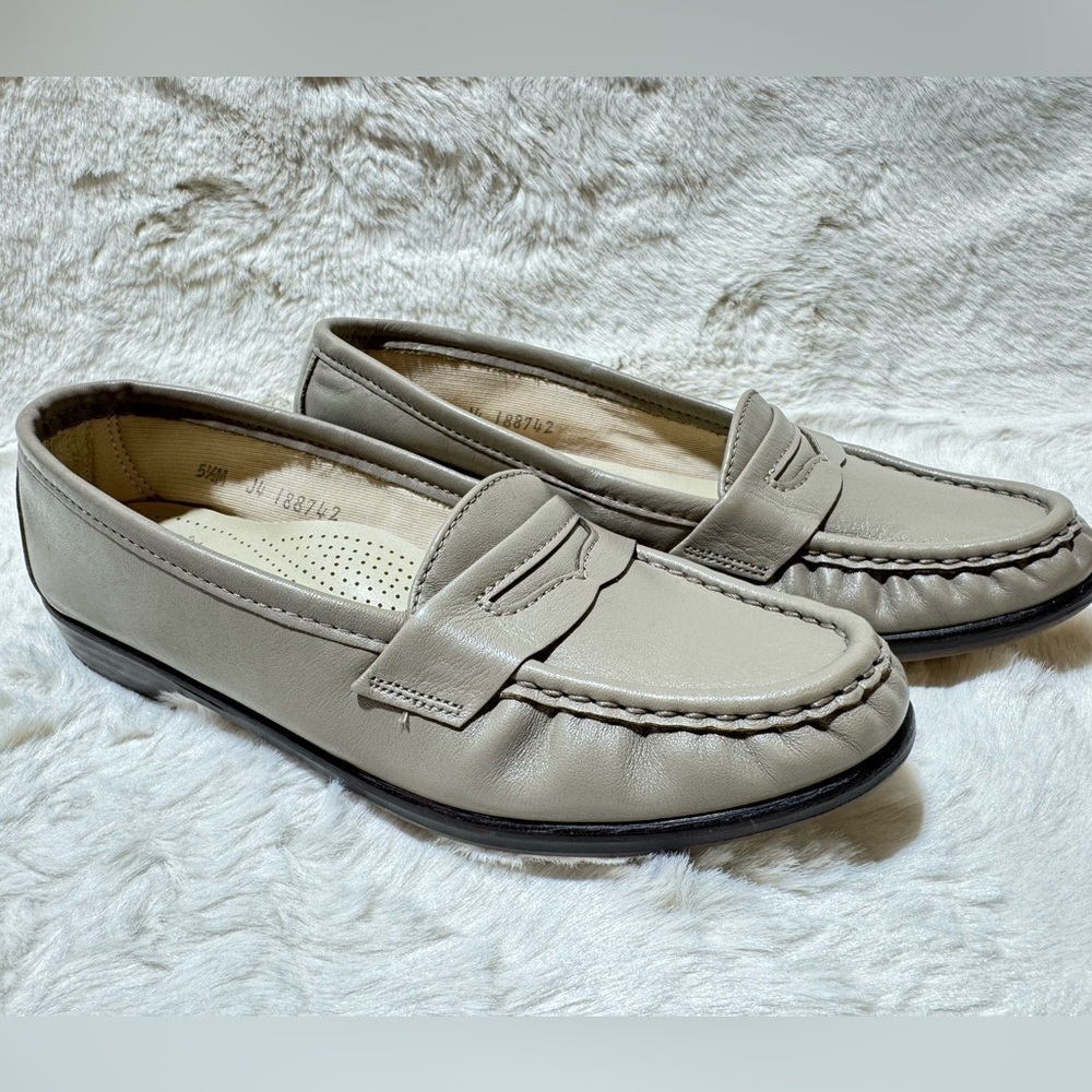 NEW SAS Wink Tripad Comfort BONE Slip On Penny Loafers Shoes Womens Size 5 1/2 M